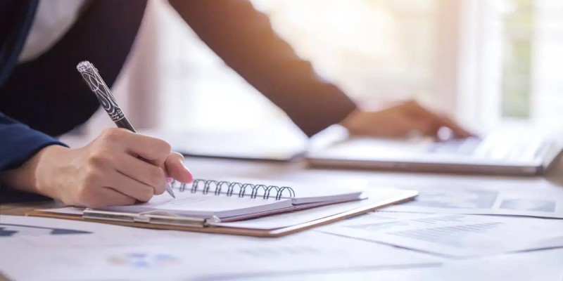 Keeping Your Finances Safe: Avoiding Financial Advisor Scams